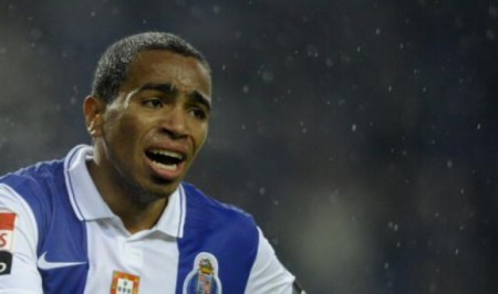 Álvaro Pereira renova por mais um ano e fica com contrato até 2014/15